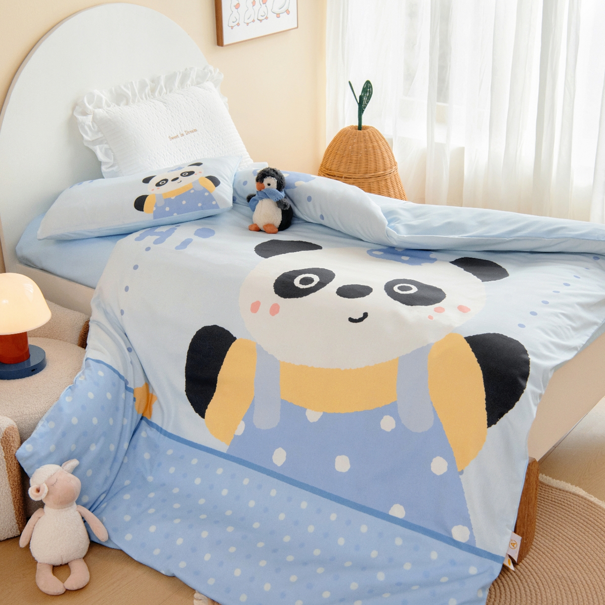 91家纺网 家纺一手货源 找家纺 绒梦里 2026新款A类全棉纯棉卡通大版幼儿园三件套 熊猫宝贝（另垫套有60*150cm/70*150cm/80*150cm/88*168cm/80*180cm）特殊垫套尺寸的价格咨询客服微信哦！