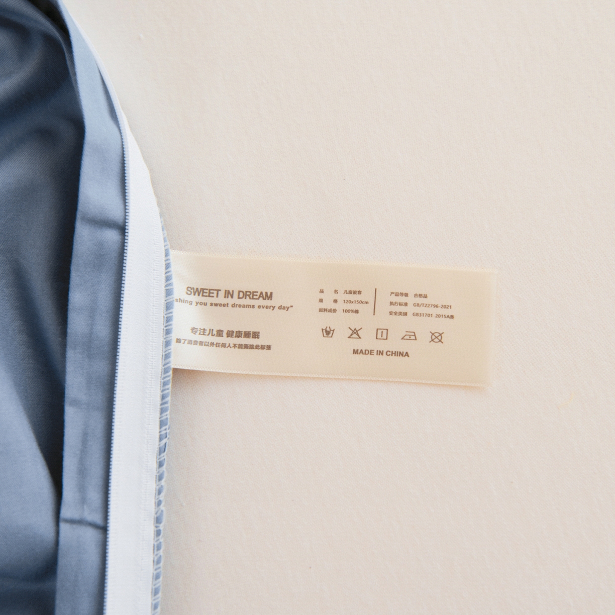 91家纺网 家纺一手货源 找家纺 绒梦里 2026新款A类全棉纯棉卡通大版幼儿园三件套 足球宝贝（另垫套有60*150cm/70*150cm/80*150cm/88*168cm/80*180cm）特殊垫套尺寸的价格咨询客服微信哦！