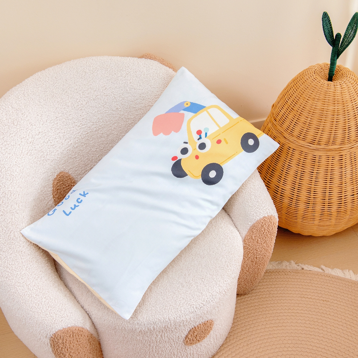 91家纺网 家纺一手货源 找家纺 绒梦里 2026新款A类全棉纯棉卡通大版幼儿园三件套 嘟嘟小车（另垫套有60*150cm/70*150cm/80*150cm/88*168cm/80*180cm）特殊垫套尺寸的价格咨询客服微信哦！