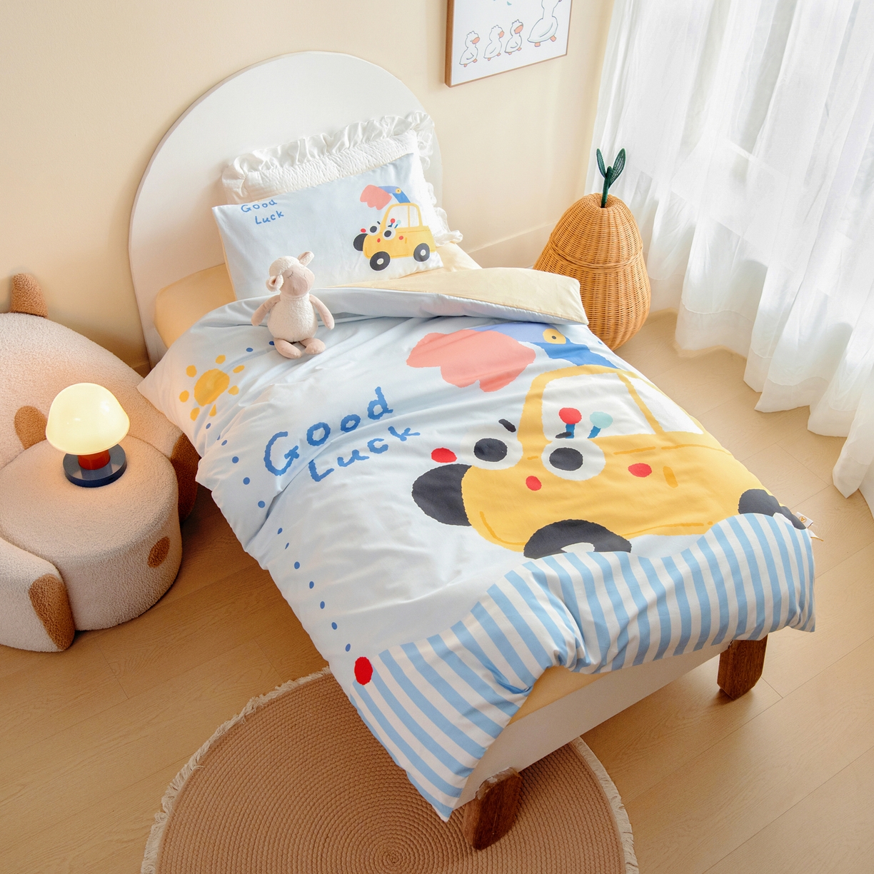 91家纺网 家纺一手货源 找家纺 绒梦里 2026新款A类全棉纯棉卡通大版幼儿园三件套 嘟嘟小车（另垫套有60*150cm/70*150cm/80*150cm/88*168cm/80*180cm）特殊垫套尺寸的价格咨询客服微信哦！