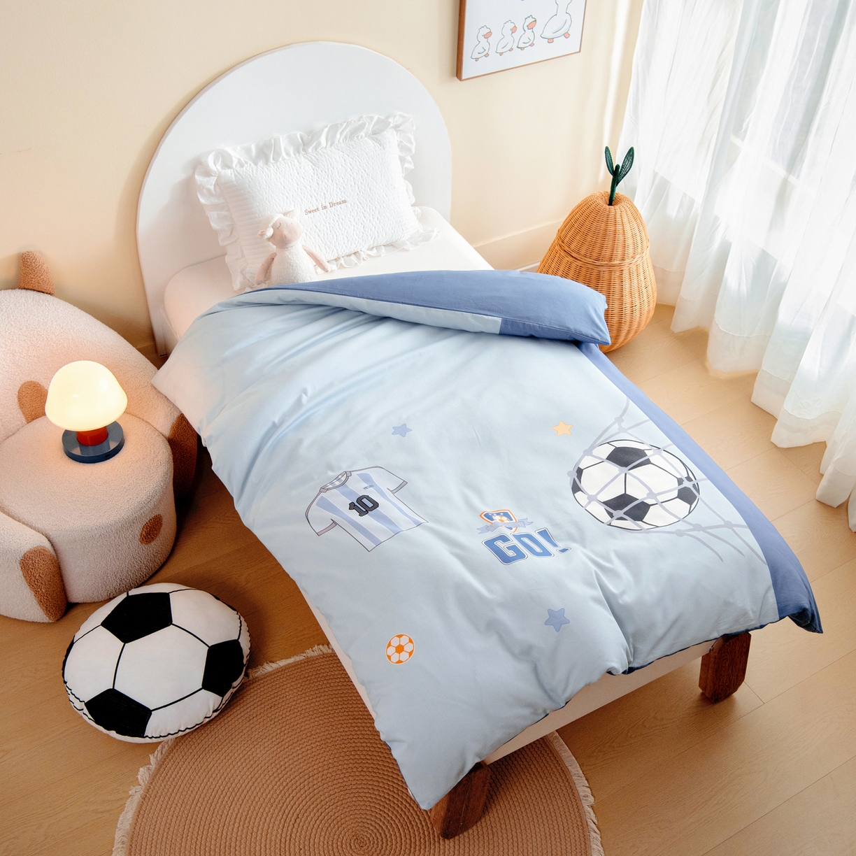 91家纺网 家纺一手货源 找家纺 绒梦里 2026新款A类全棉纯棉卡通大版幼儿园三件套 足球宝贝（另垫套有60*150cm/70*150cm/80*150cm/88*168cm/80*180cm）特殊垫套尺寸的价格咨询客服微信哦！