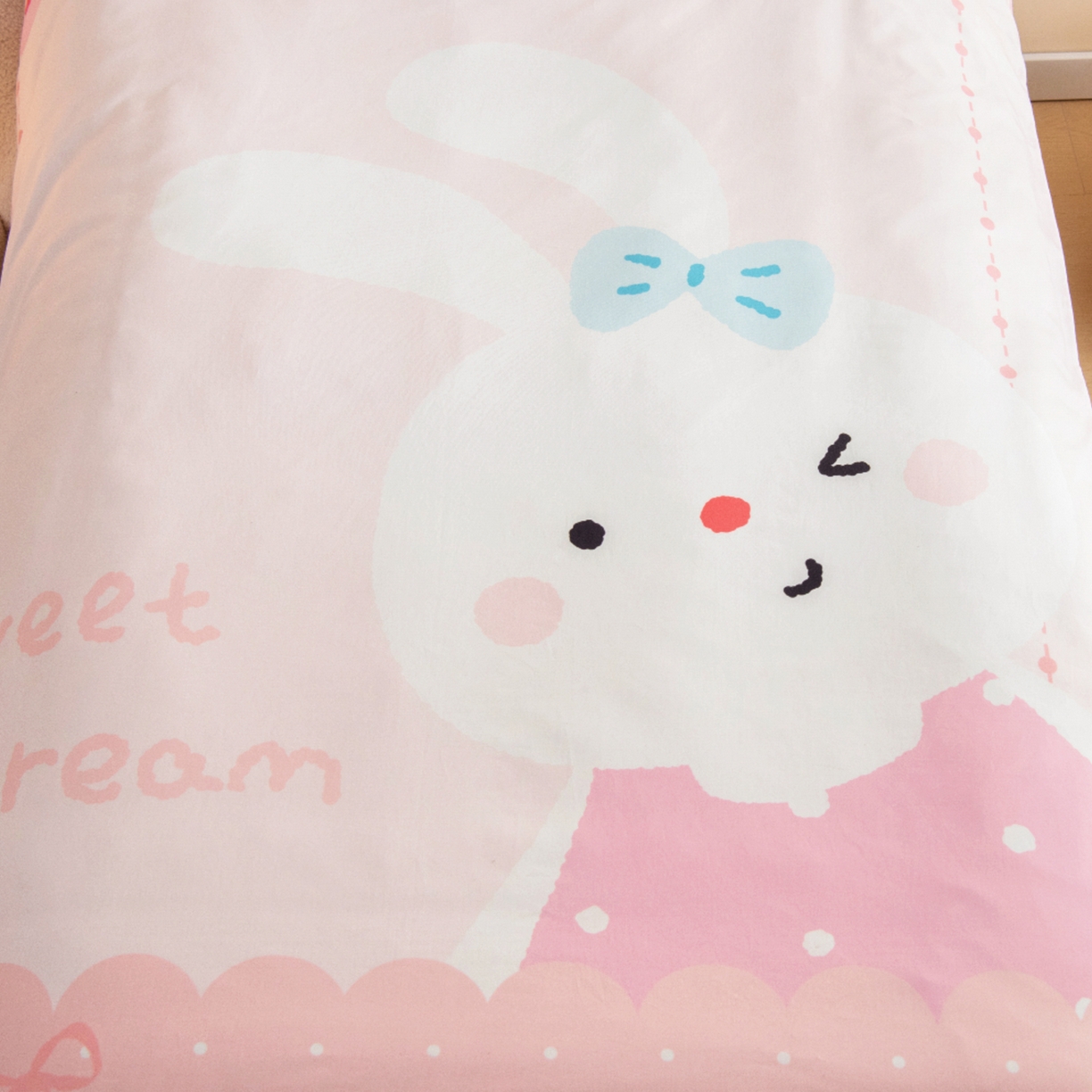 91家纺网 家纺一手货源 找家纺 绒梦里 2026新款A类全棉纯棉卡通大版幼儿园三件套 粉萌小兔（另垫套有60*150cm/70*150cm/80*150cm/88*168cm/80*180cm）特殊垫套尺寸的价格咨询客服微信哦！