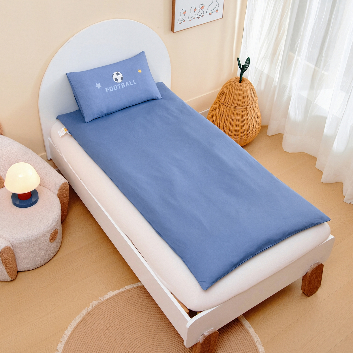 91家纺网 家纺一手货源 找家纺 绒梦里 2026新款A类全棉纯棉卡通大版幼儿园三件套 足球宝贝（另垫套有60*150cm/70*150cm/80*150cm/88*168cm/80*180cm）特殊垫套尺寸的价格咨询客服微信哦！