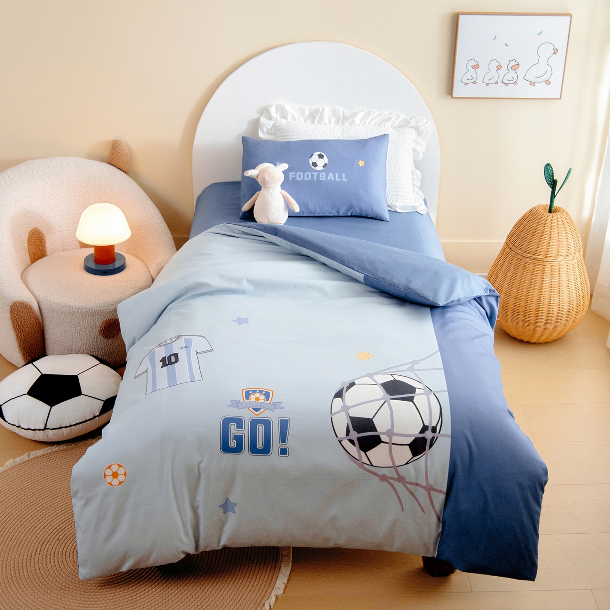 91家纺网 家纺一手货源 找家纺 绒梦里 2026新款A类全棉纯棉卡通大版幼儿园三件套 足球宝贝（另垫套有60*150cm/70*150cm/80*150cm/88*168cm/80*180cm）特殊垫套尺寸的价格咨询客服微信哦！