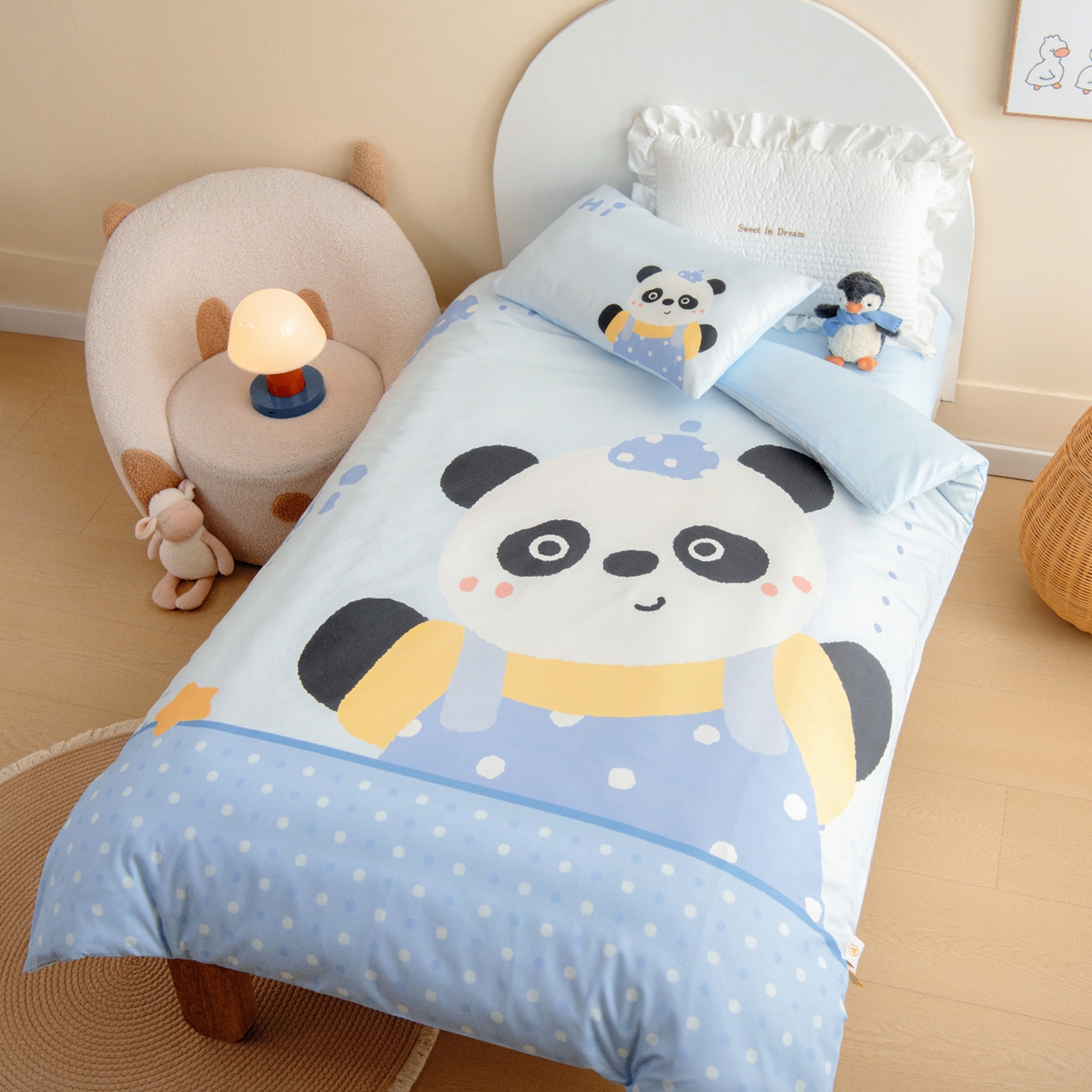 91家纺网 家纺一手货源 找家纺 绒梦里 2026新款A类全棉纯棉卡通大版幼儿园三件套 熊猫宝贝（另垫套有60*150cm/70*150cm/80*150cm/88*168cm/80*180cm）特殊垫套尺寸的价格咨询客服微信哦！