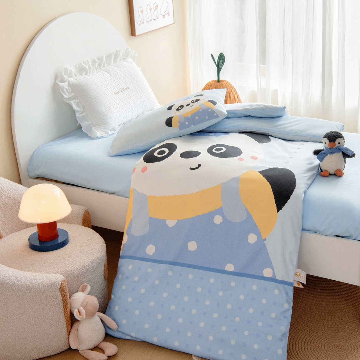 91家纺网 家纺一手货源 找家纺 绒梦里 2026新款A类全棉纯棉卡通大版幼儿园三件套 熊猫宝贝（另垫套有60*150cm/70*150cm/80*150cm/88*168cm/80*180cm）特殊垫套尺寸的价格咨询客服微信哦！