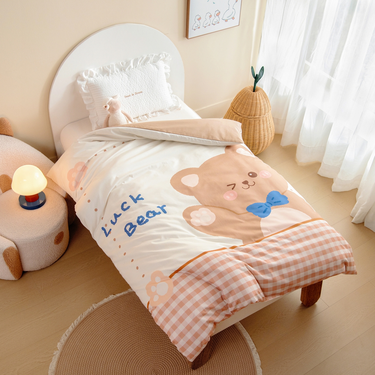 91家纺网 家纺一手货源 找家纺 绒梦里 2026新款A类全棉纯棉卡通大版幼儿园三件套 幸运小熊（另垫套有60*150cm/70*150cm/80*150cm/88*168cm/80*180cm）特殊垫套尺寸的价格咨询客服微信哦！