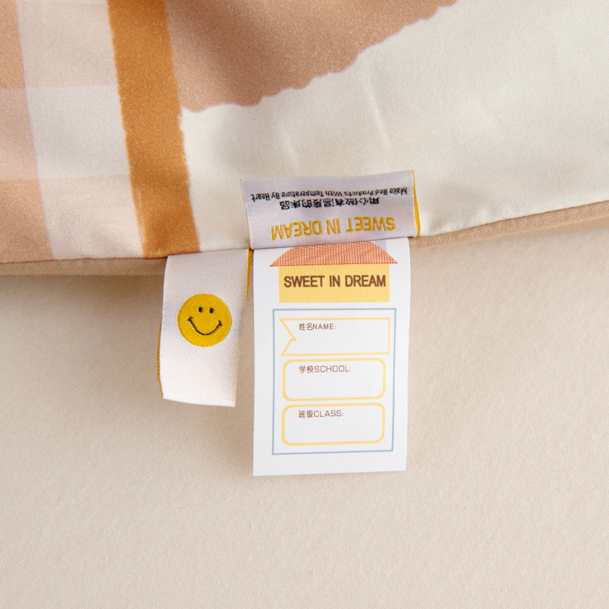 91家纺网 家纺一手货源 找家纺 绒梦里 2026新款A类全棉纯棉卡通大版幼儿园三件套 幸运小熊（另垫套有60*150cm/70*150cm/80*150cm/88*168cm/80*180cm）特殊垫套尺寸的价格咨询客服微信哦！