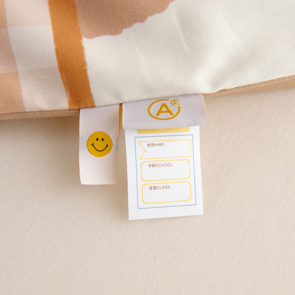 91家纺网 家纺一手货源 找家纺 绒梦里 2026新款A类全棉纯棉卡通大版幼儿园三件套 幸运小熊（另垫套有60*150cm/70*150cm/80*150cm/88*168cm/80*180cm）特殊垫套尺寸的价格咨询客服微信哦！