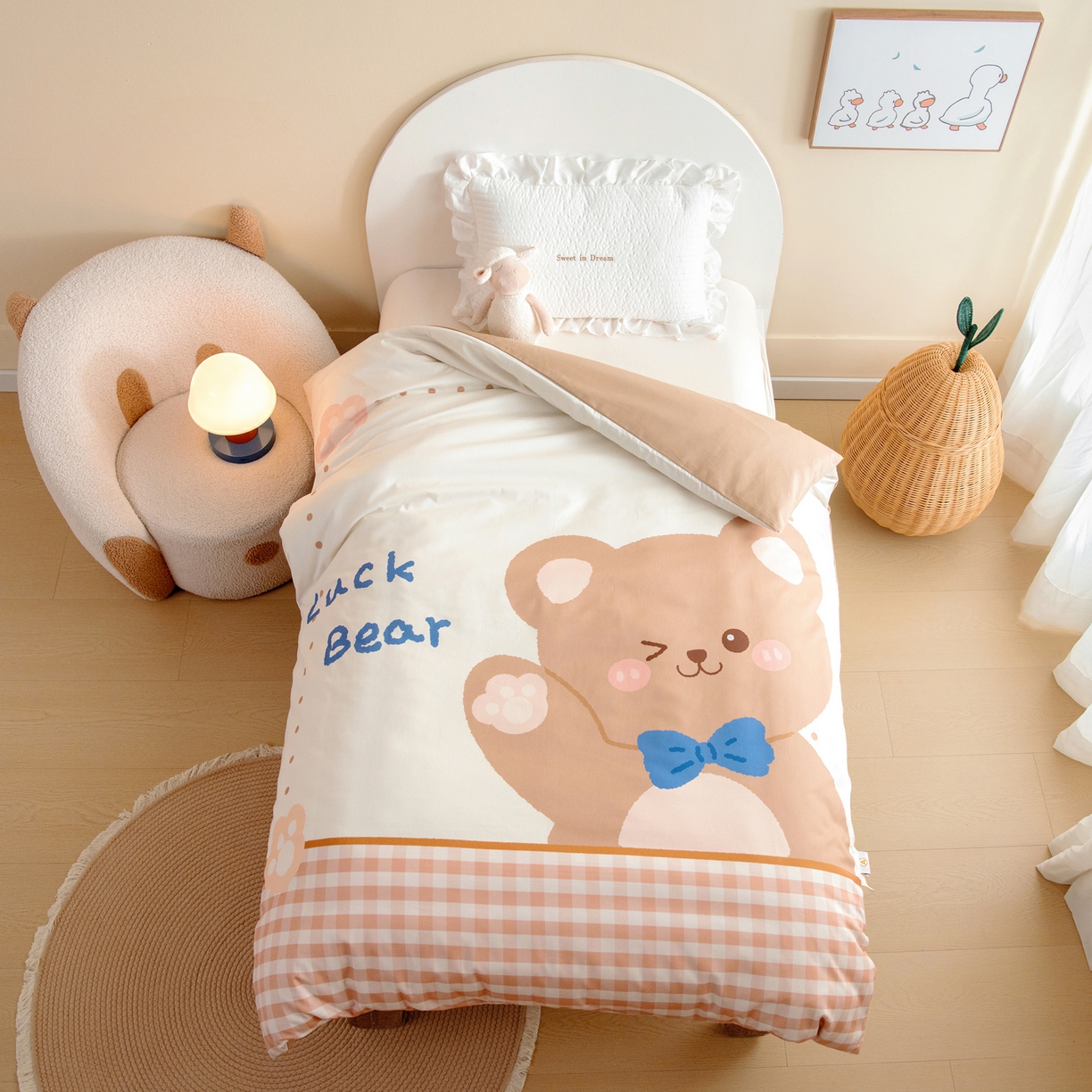 91家纺网 家纺一手货源 找家纺 绒梦里 2026新款A类全棉纯棉卡通大版幼儿园三件套 幸运小熊（另垫套有60*150cm/70*150cm/80*150cm/88*168cm/80*180cm）特殊垫套尺寸的价格咨询客服微信哦！