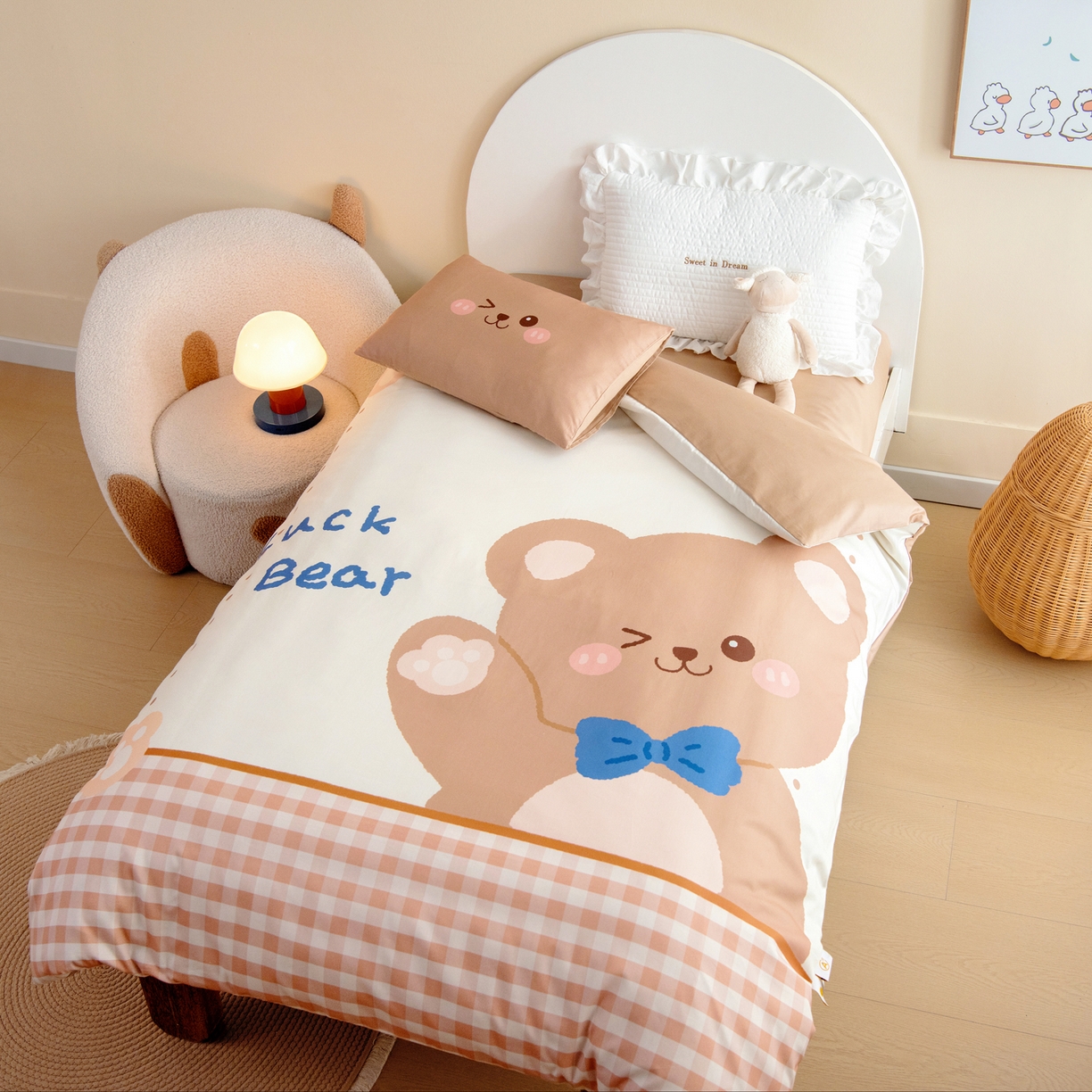 91家纺网 家纺一手货源 找家纺 绒梦里 2026新款A类全棉纯棉卡通大版幼儿园三件套 幸运小熊（另垫套有60*150cm/70*150cm/80*150cm/88*168cm/80*180cm）特殊垫套尺寸的价格咨询客服微信哦！