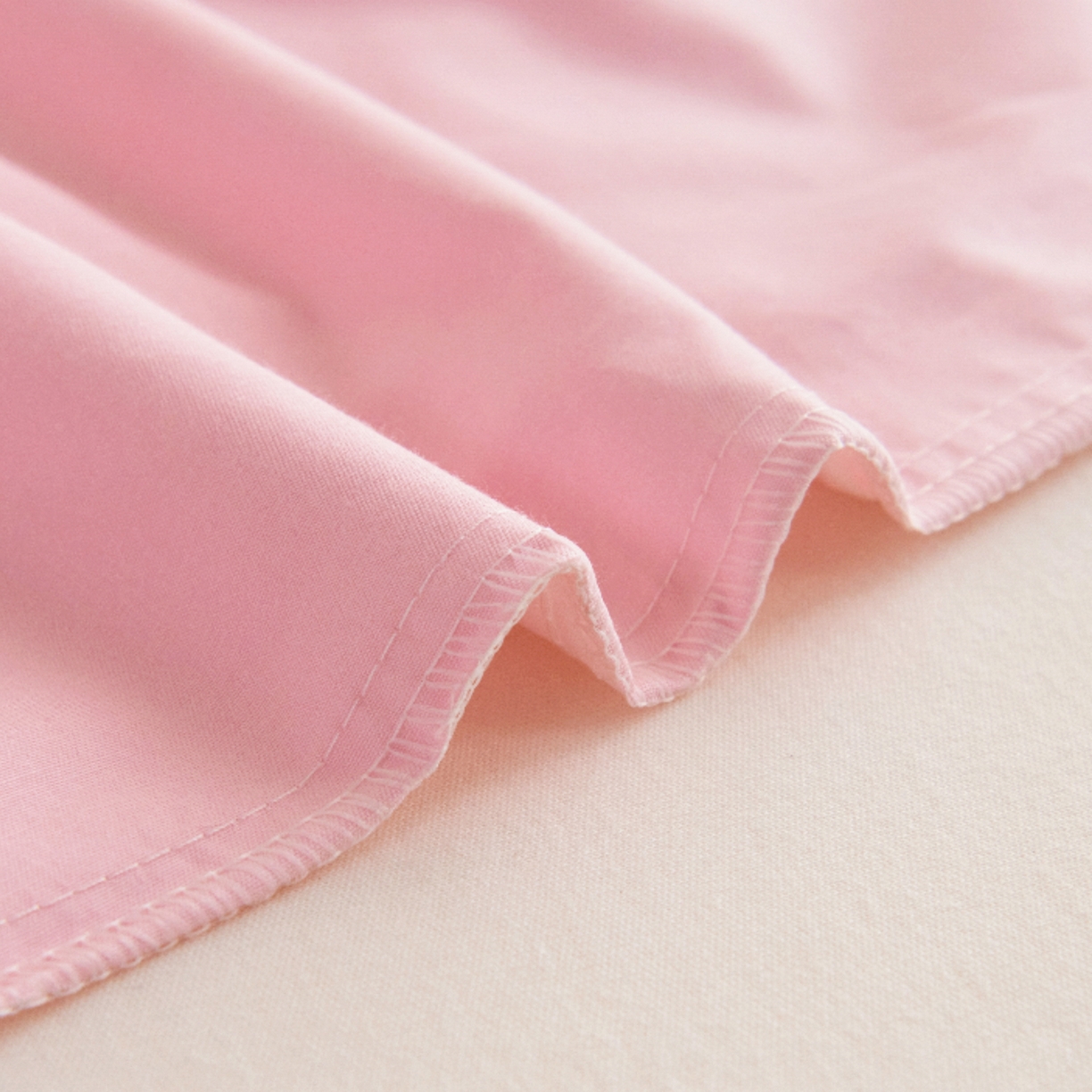 91家纺网 家纺一手货源 找家纺 绒梦里 2026新款A类全棉纯棉卡通大版幼儿园三件套 粉萌小兔（另垫套有60*150cm/70*150cm/80*150cm/88*168cm/80*180cm）特殊垫套尺寸的价格咨询客服微信哦！