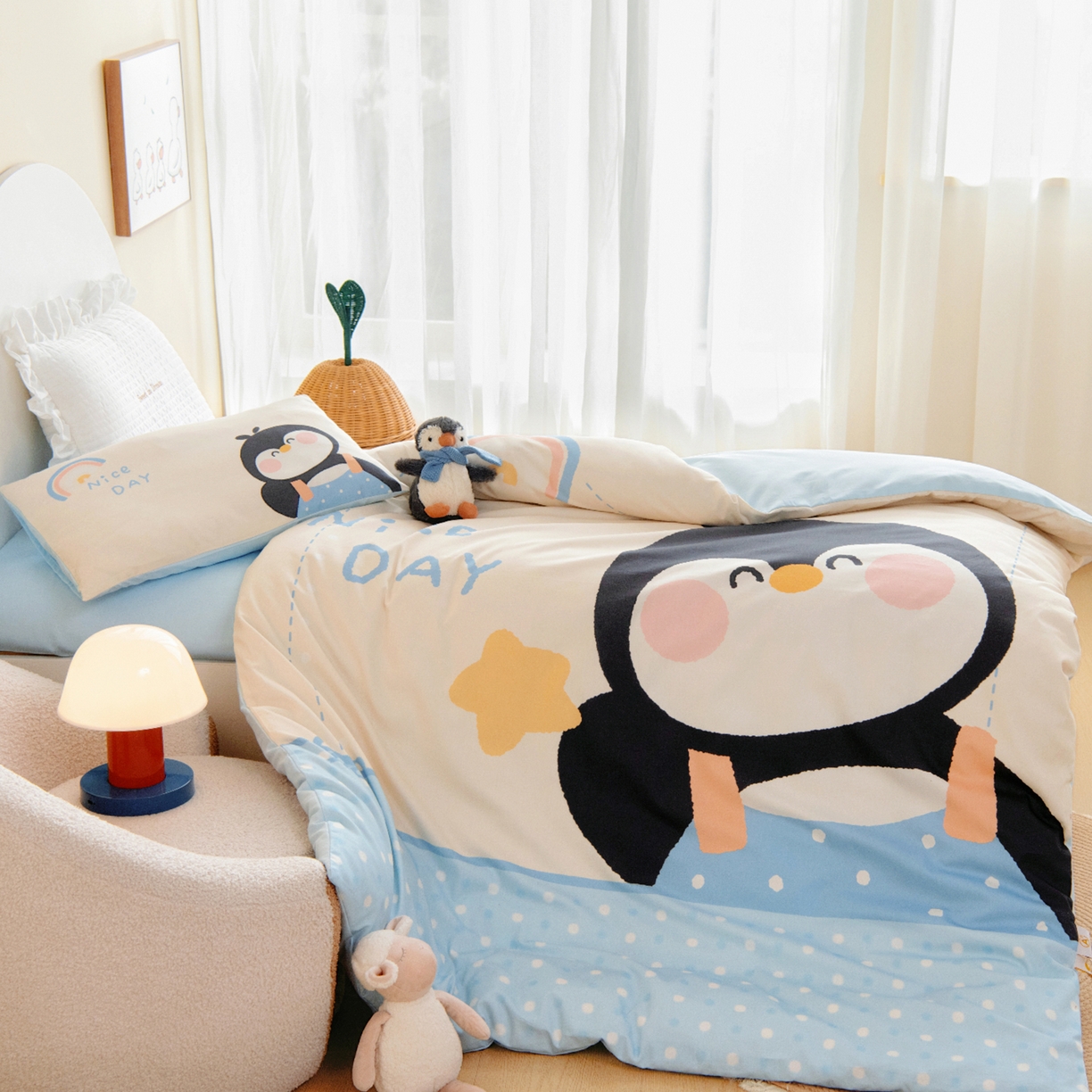 91家纺网 家纺一手货源 找家纺 绒梦里 2026新款A类全棉纯棉卡通大版幼儿园三件套 波点企鹅（另垫套有60*150cm/70*150cm/80*150cm/88*168cm/80*180cm）特殊垫套尺寸的价格咨询客服微信哦！