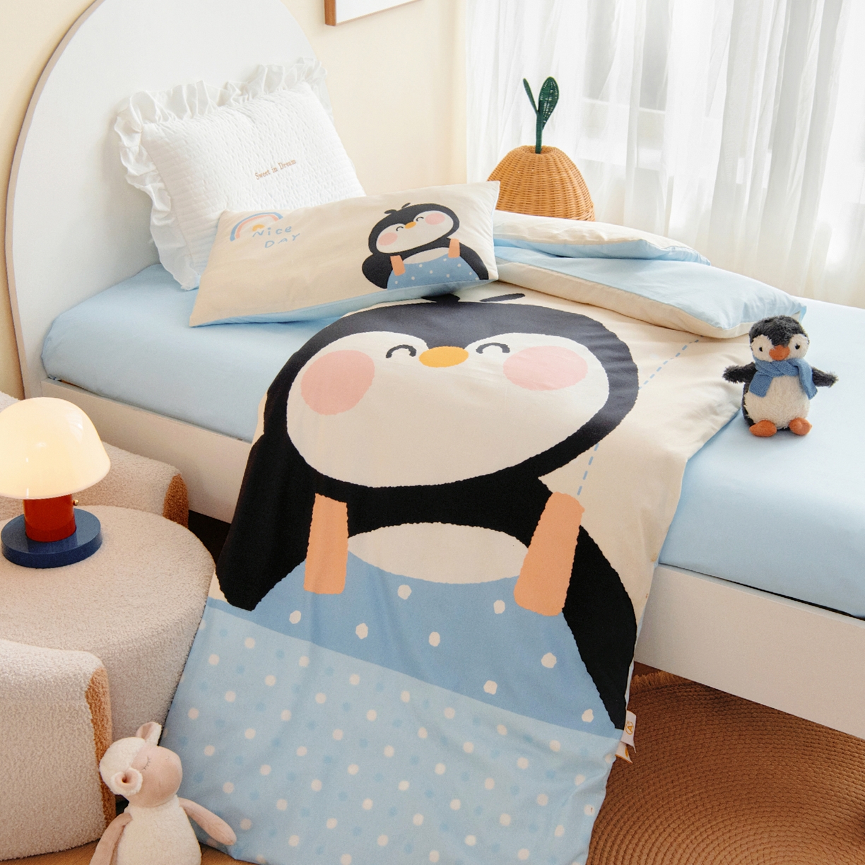 91家纺网 家纺一手货源 找家纺 绒梦里 2026新款A类全棉纯棉卡通大版幼儿园三件套 波点企鹅（另垫套有60*150cm/70*150cm/80*150cm/88*168cm/80*180cm）特殊垫套尺寸的价格咨询客服微信哦！