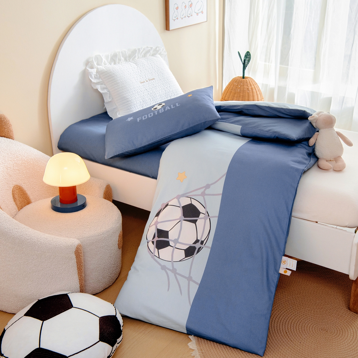 91家纺网 家纺一手货源 找家纺 绒梦里 2026新款A类全棉纯棉卡通大版幼儿园三件套 足球宝贝（另垫套有60*150cm/70*150cm/80*150cm/88*168cm/80*180cm）特殊垫套尺寸的价格咨询客服微信哦！