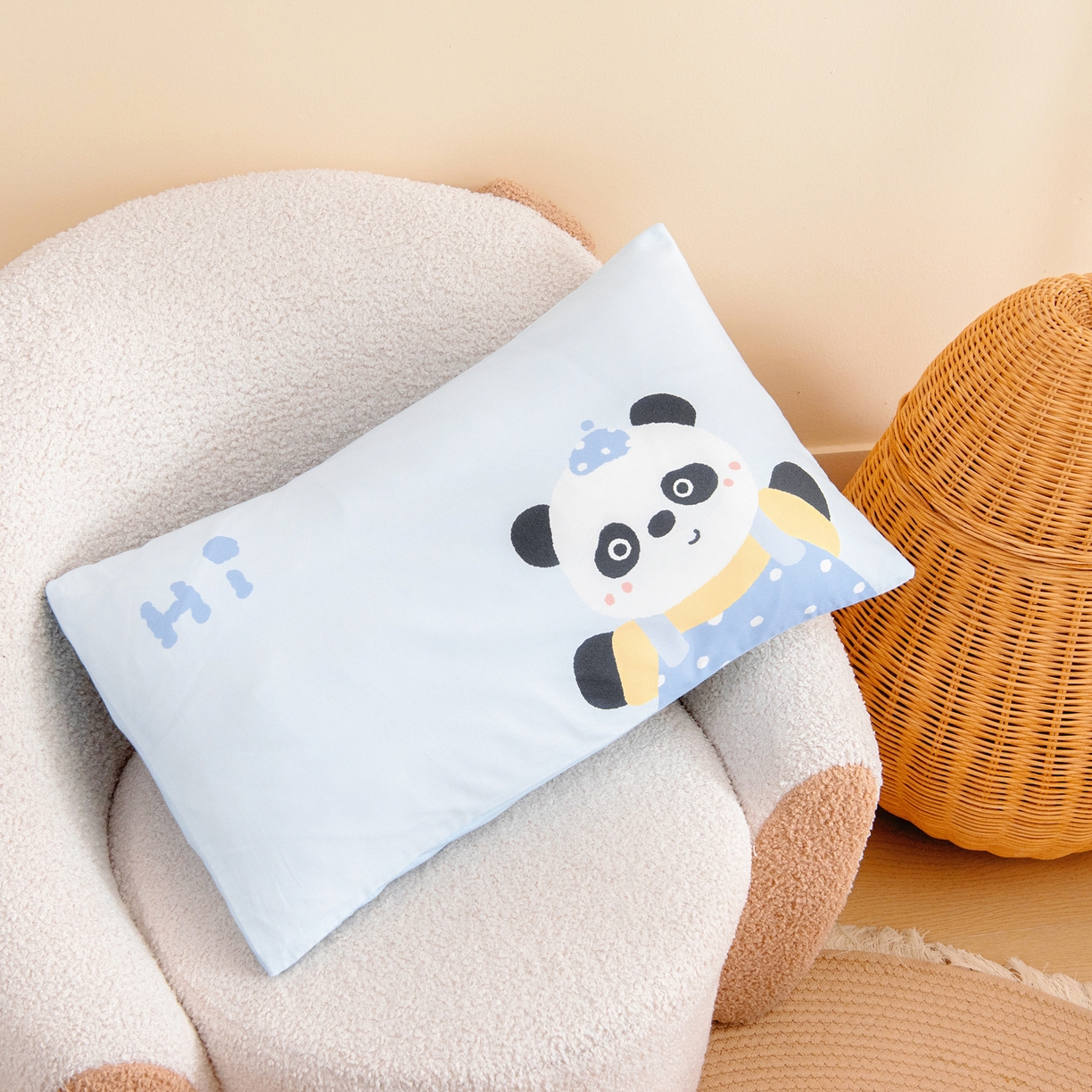 91家纺网 家纺一手货源 找家纺 绒梦里 2026新款A类全棉纯棉卡通大版幼儿园三件套 熊猫宝贝（另垫套有60*150cm/70*150cm/80*150cm/88*168cm/80*180cm）特殊垫套尺寸的价格咨询客服微信哦！