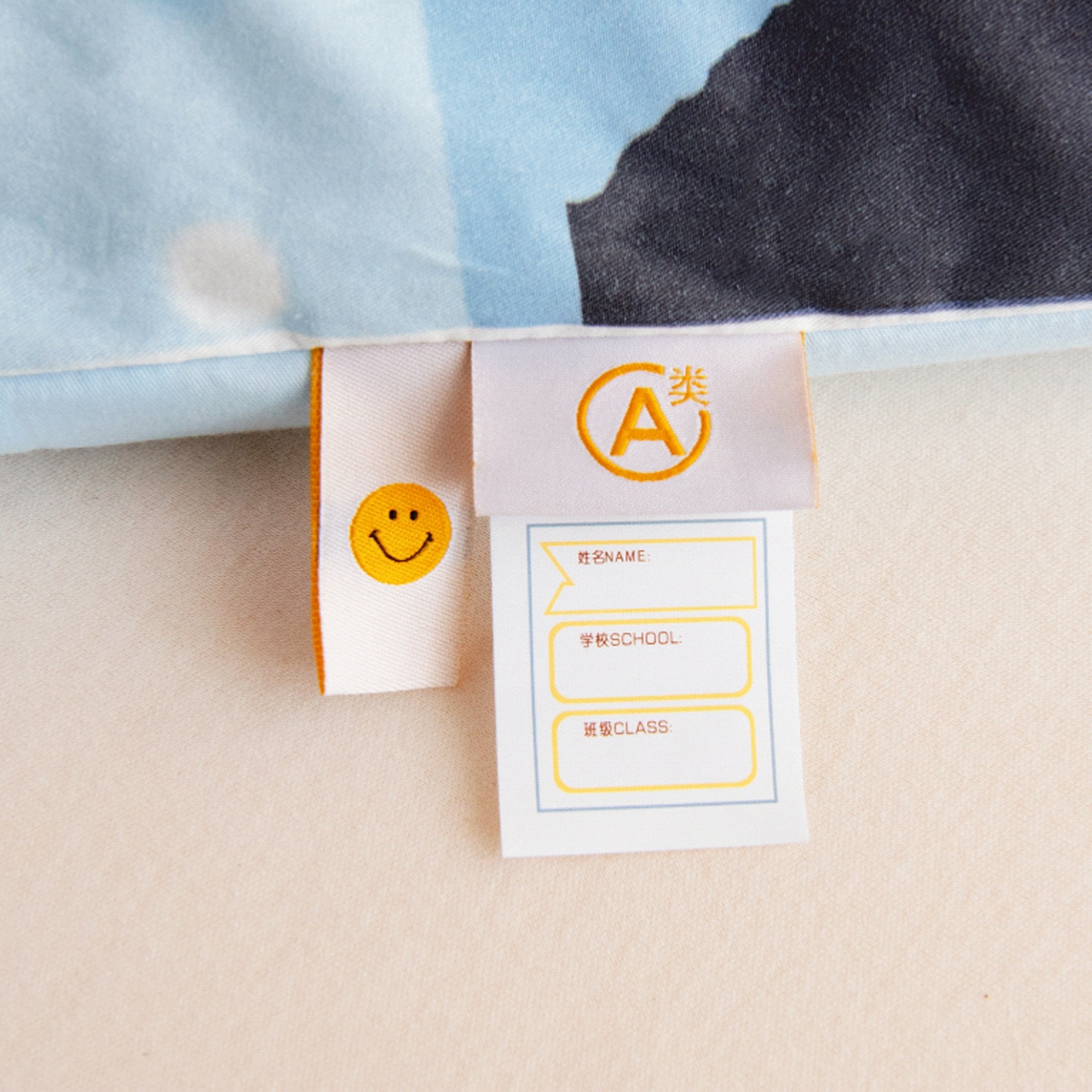 91家纺网 家纺一手货源 找家纺 绒梦里 2026新款A类全棉纯棉卡通大版幼儿园三件套 波点企鹅（另垫套有60*150cm/70*150cm/80*150cm/88*168cm/80*180cm）特殊垫套尺寸的价格咨询客服微信哦！