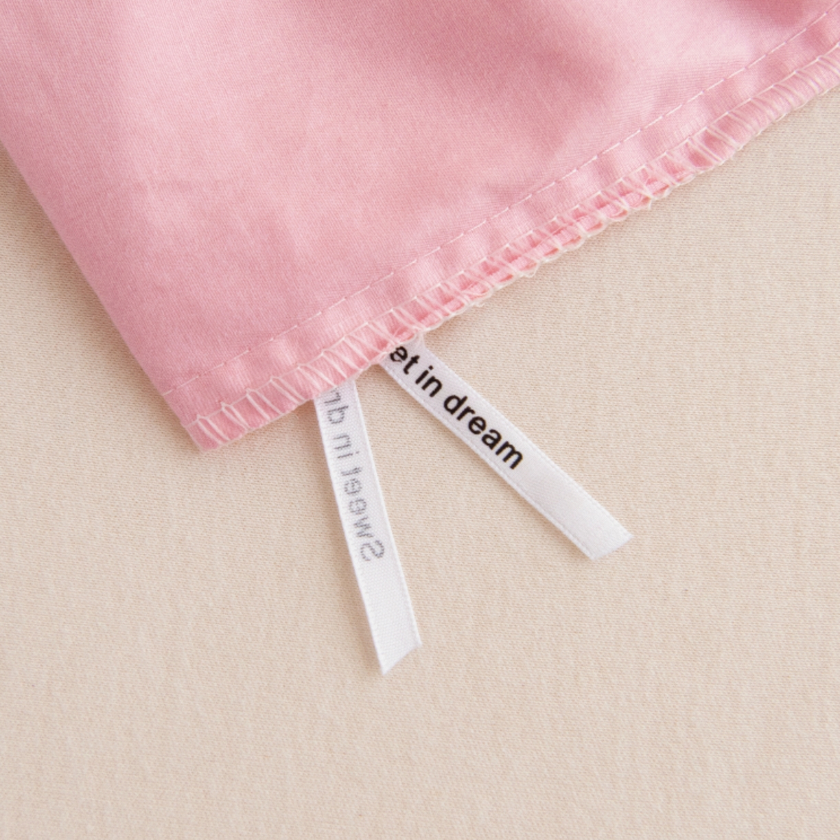 91家纺网 家纺一手货源 找家纺 绒梦里 2026新款A类全棉纯棉卡通大版幼儿园三件套 粉萌小兔（另垫套有60*150cm/70*150cm/80*150cm/88*168cm/80*180cm）特殊垫套尺寸的价格咨询客服微信哦！