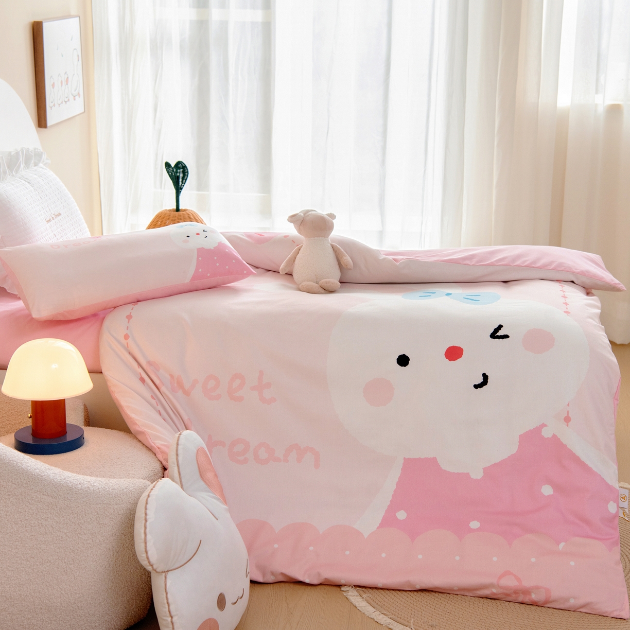 91家纺网 家纺一手货源 找家纺 绒梦里 2026新款A类全棉纯棉卡通大版幼儿园三件套 粉萌小兔（另垫套有60*150cm/70*150cm/80*150cm/88*168cm/80*180cm）特殊垫套尺寸的价格咨询客服微信哦！