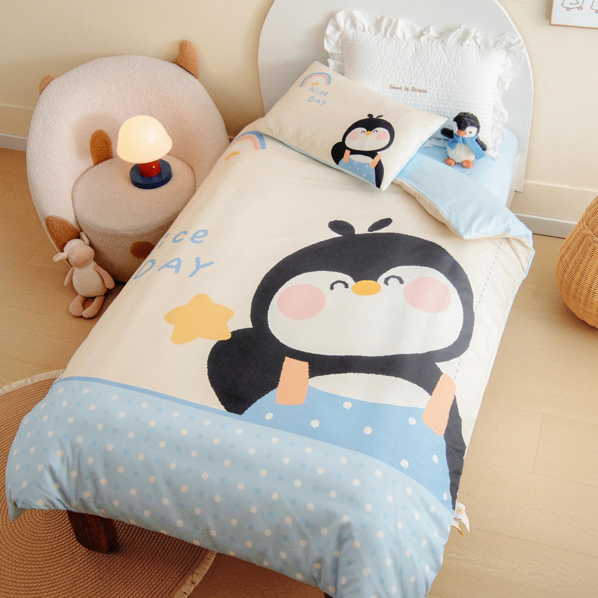 91家纺网 家纺一手货源 找家纺 绒梦里 2026新款A类全棉纯棉卡通大版幼儿园三件套 波点企鹅（另垫套有60*150cm/70*150cm/80*150cm/88*168cm/80*180cm）特殊垫套尺寸的价格咨询客服微信哦！