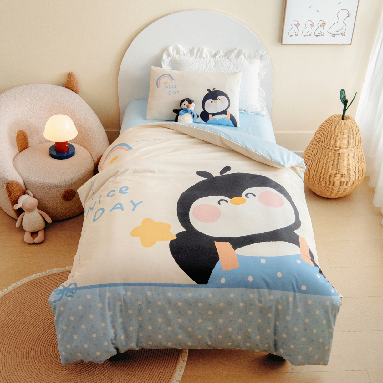 91家纺网 家纺一手货源 找家纺 绒梦里 2026新款A类全棉纯棉卡通大版幼儿园三件套 波点企鹅（另垫套有60*150cm/70*150cm/80*150cm/88*168cm/80*180cm）特殊垫套尺寸的价格咨询客服微信哦！