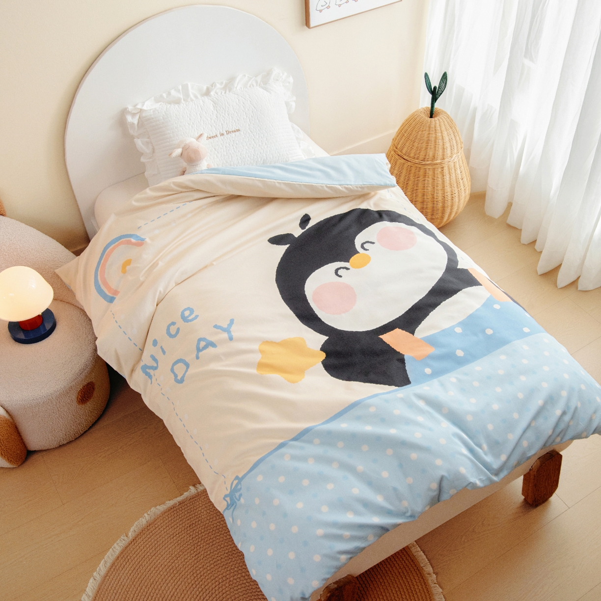 91家纺网 家纺一手货源 找家纺 绒梦里 2026新款A类全棉纯棉卡通大版幼儿园三件套 波点企鹅（另垫套有60*150cm/70*150cm/80*150cm/88*168cm/80*180cm）特殊垫套尺寸的价格咨询客服微信哦！