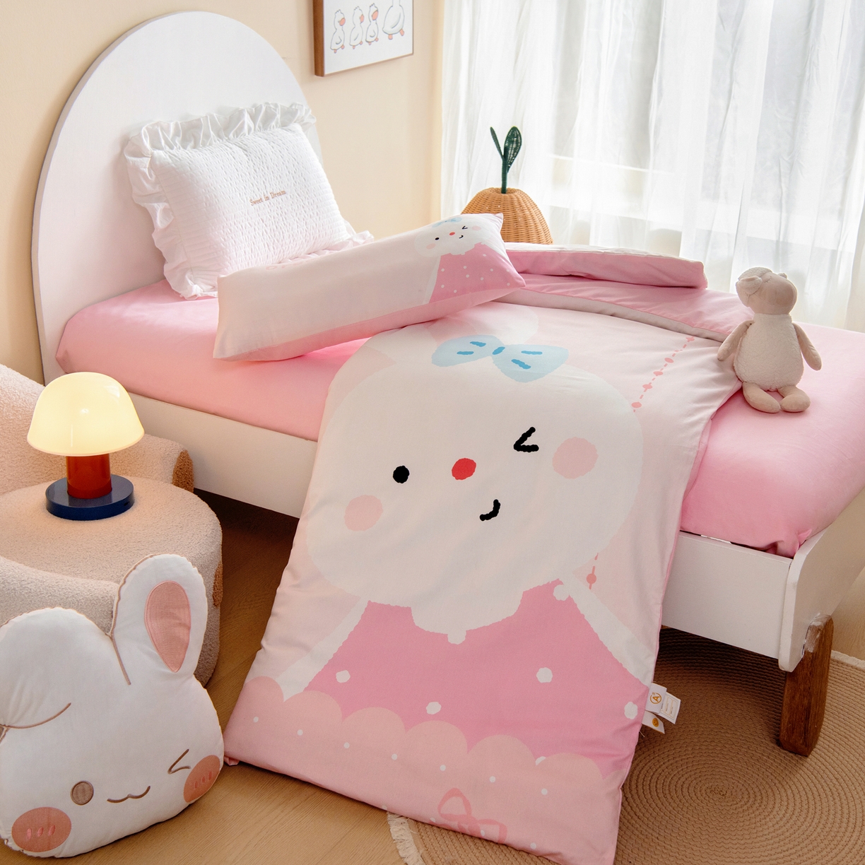 91家纺网 家纺一手货源 找家纺 绒梦里 2026新款A类全棉纯棉卡通大版幼儿园三件套 粉萌小兔（另垫套有60*150cm/70*150cm/80*150cm/88*168cm/80*180cm）特殊垫套尺寸的价格咨询客服微信哦！