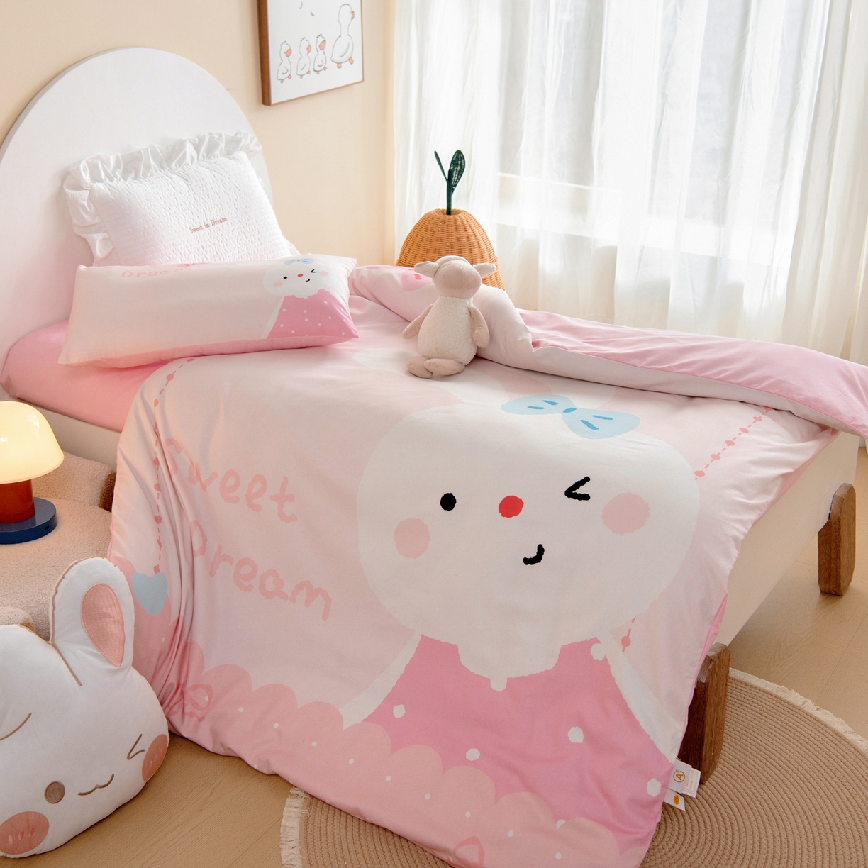 91家纺网 家纺一手货源 找家纺 绒梦里 2026新款A类全棉纯棉卡通大版幼儿园三件套 粉萌小兔（另垫套有60*150cm/70*150cm/80*150cm/88*168cm/80*180cm）特殊垫套尺寸的价格咨询客服微信哦！