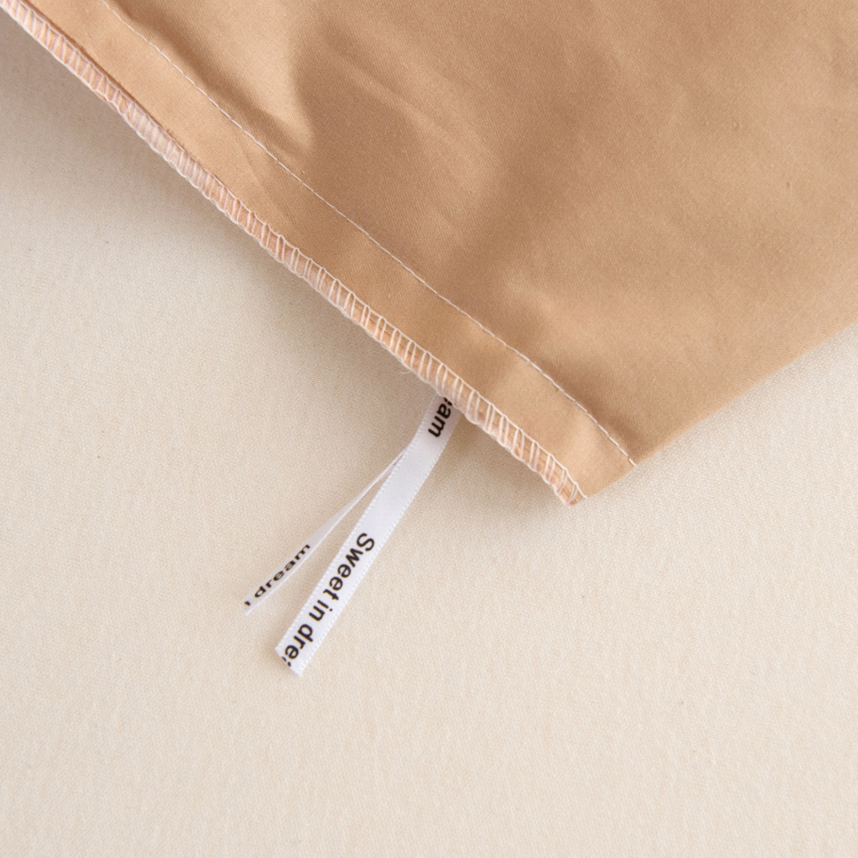 91家纺网 家纺一手货源 找家纺 绒梦里 2026新款A类全棉纯棉卡通大版幼儿园三件套 幸运小熊（另垫套有60*150cm/70*150cm/80*150cm/88*168cm/80*180cm）特殊垫套尺寸的价格咨询客服微信哦！