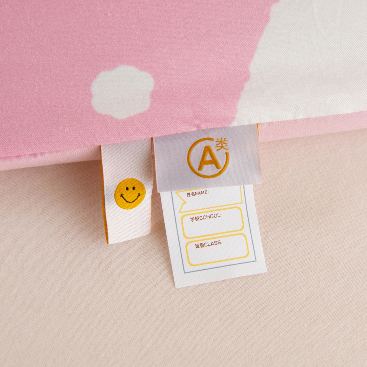 91家纺网 家纺一手货源 找家纺 绒梦里 2026新款A类全棉纯棉卡通大版幼儿园三件套 粉萌小兔（另垫套有60*150cm/70*150cm/80*150cm/88*168cm/80*180cm）特殊垫套尺寸的价格咨询客服微信哦！