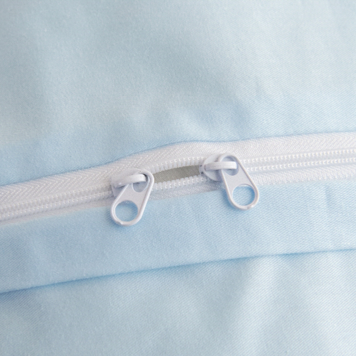 91家纺网 家纺一手货源 找家纺 绒梦里 2026新款A类全棉纯棉卡通大版幼儿园三件套 波点企鹅（另垫套有60*150cm/70*150cm/80*150cm/88*168cm/80*180cm）特殊垫套尺寸的价格咨询客服微信哦！