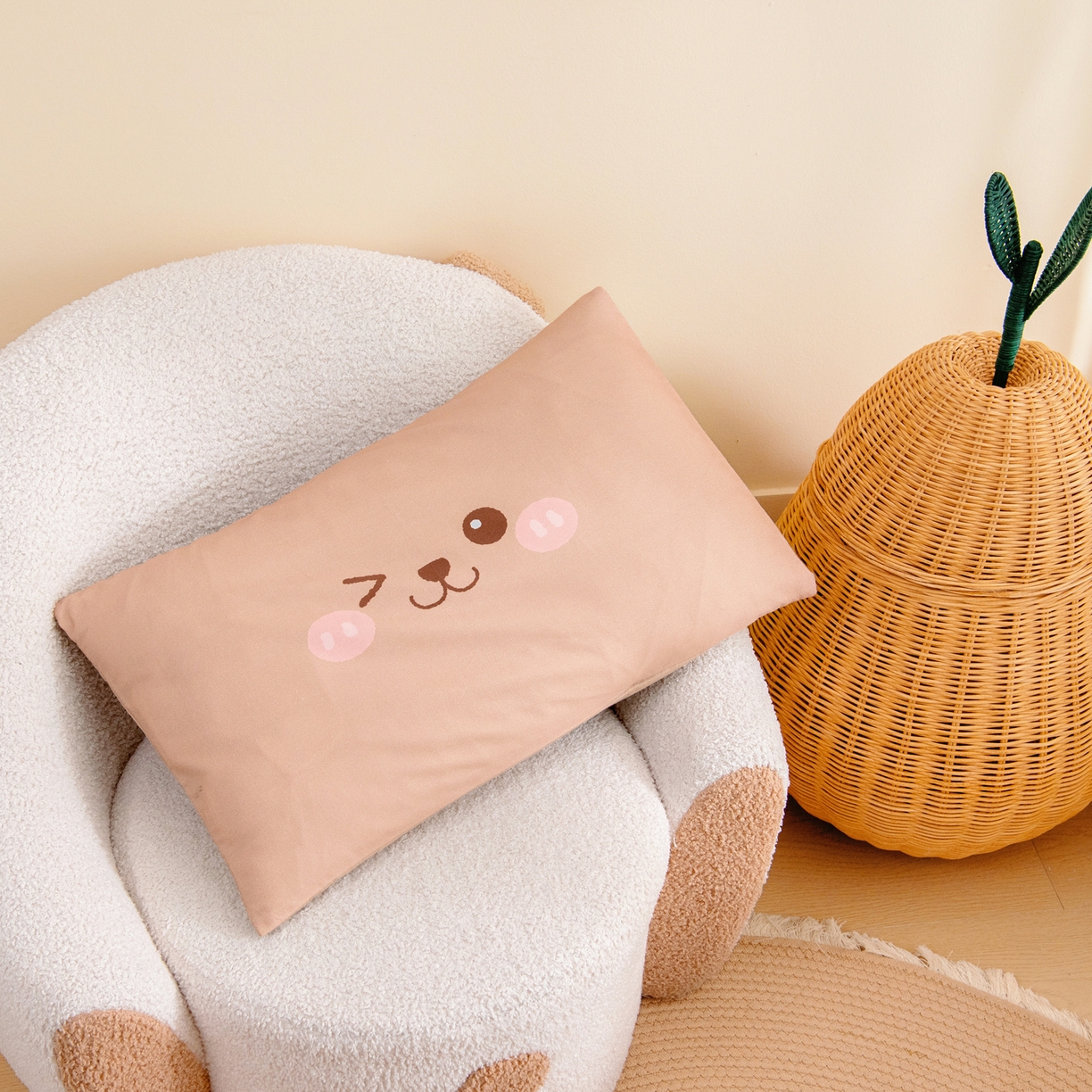 91家纺网 家纺一手货源 找家纺 绒梦里 2026新款A类全棉纯棉卡通大版幼儿园三件套 幸运小熊（另垫套有60*150cm/70*150cm/80*150cm/88*168cm/80*180cm）特殊垫套尺寸的价格咨询客服微信哦！