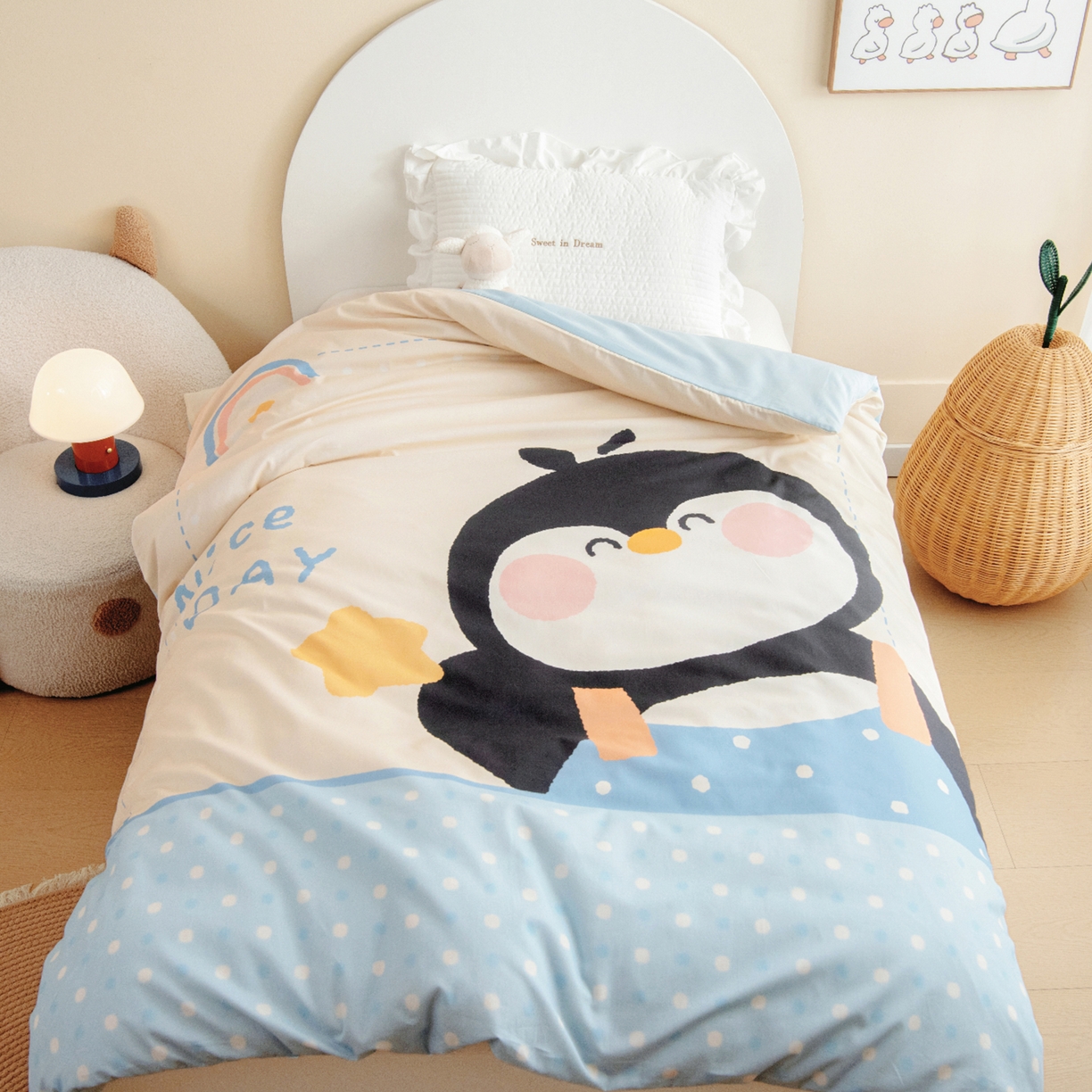 91家纺网 家纺一手货源 找家纺 绒梦里 2026新款A类全棉纯棉卡通大版幼儿园三件套 波点企鹅（另垫套有60*150cm/70*150cm/80*150cm/88*168cm/80*180cm）特殊垫套尺寸的价格咨询客服微信哦！
