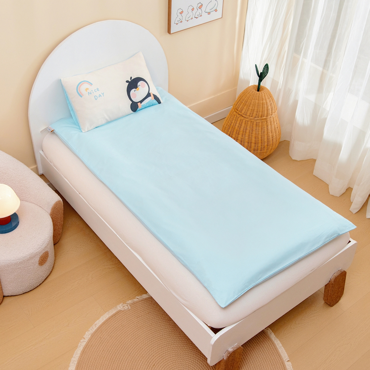 91家纺网 家纺一手货源 找家纺 绒梦里 2026新款A类全棉纯棉卡通大版幼儿园三件套 波点企鹅（另垫套有60*150cm/70*150cm/80*150cm/88*168cm/80*180cm）特殊垫套尺寸的价格咨询客服微信哦！