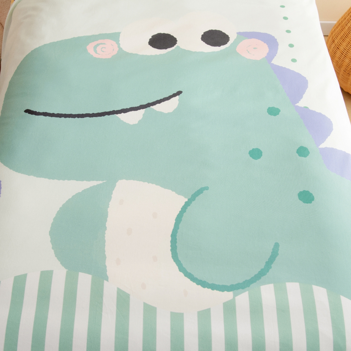 91家纺网 家纺一手货源 找家纺 绒梦里 2026新款A类全棉纯棉卡通大版幼儿园三件套 俏皮恐龙（另垫套有60*150cm/70*150cm/80*150cm/88*168cm/80*180cm）特殊垫套尺寸的价格咨询客服微信哦！