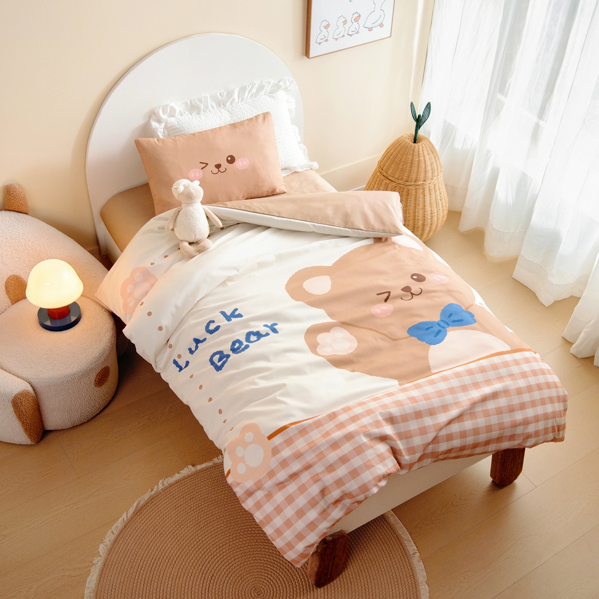 91家纺网 家纺一手货源 找家纺 绒梦里 2026新款A类全棉纯棉卡通大版幼儿园三件套 幸运小熊（另垫套有60*150cm/70*150cm/80*150cm/88*168cm/80*180cm）特殊垫套尺寸的价格咨询客服微信哦！