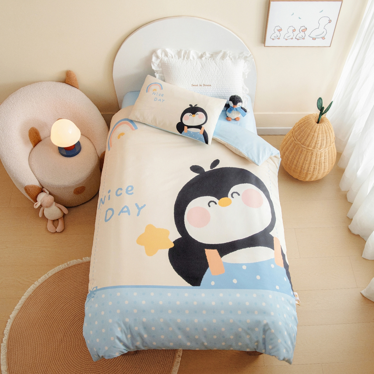 91家纺网 家纺一手货源 找家纺 绒梦里 2026新款A类全棉纯棉卡通大版幼儿园三件套 波点企鹅（另垫套有60*150cm/70*150cm/80*150cm/88*168cm/80*180cm）特殊垫套尺寸的价格咨询客服微信哦！
