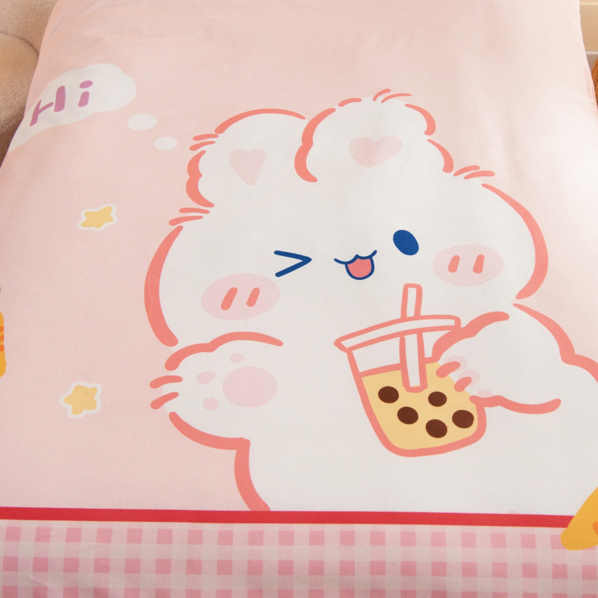 91家纺网 家纺一手货源 找家纺 绒梦里 2026新款A类全棉纯棉卡通大版幼儿园三件套 奶茶兔兔（另垫套有60*150cm/70*150cm/80*150cm/88*168cm/80*180cm）特殊垫套尺寸的价格咨询客服微信哦！