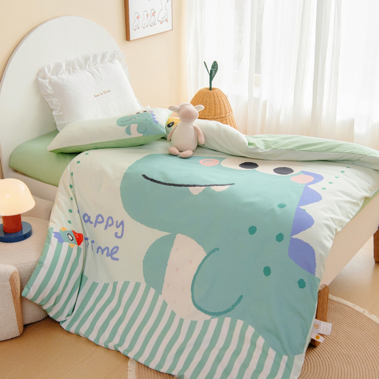 91家纺网 家纺一手货源 找家纺 绒梦里 2026新款A类全棉纯棉卡通大版幼儿园三件套 俏皮恐龙（另垫套有60*150cm/70*150cm/80*150cm/88*168cm/80*180cm）特殊垫套尺寸的价格咨询客服微信哦！