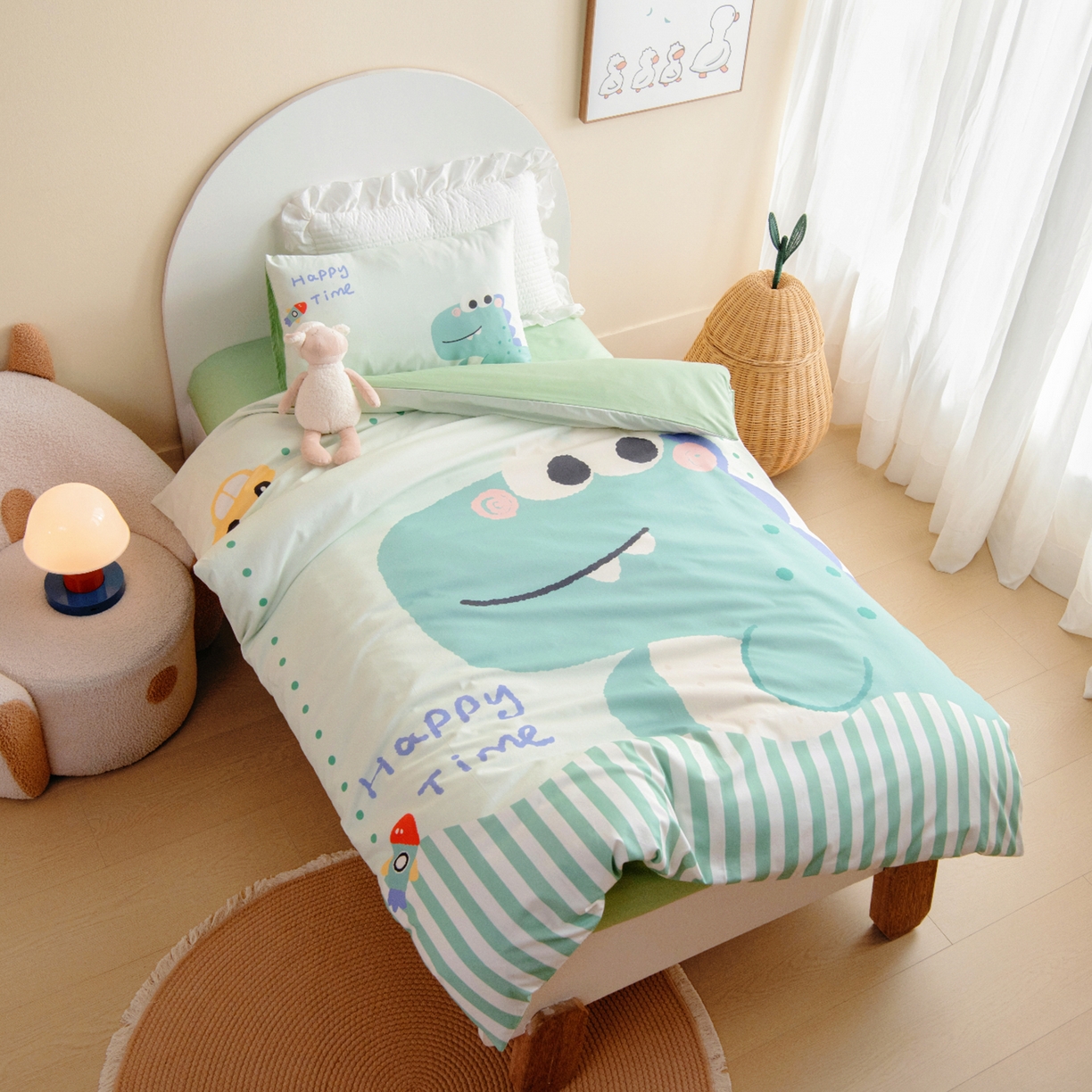 91家纺网 家纺一手货源 找家纺 绒梦里 2026新款A类全棉纯棉卡通大版幼儿园三件套 俏皮恐龙（另垫套有60*150cm/70*150cm/80*150cm/88*168cm/80*180cm）特殊垫套尺寸的价格咨询客服微信哦！