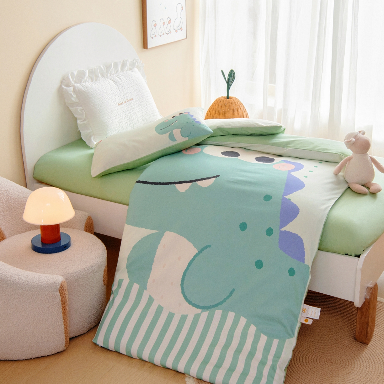 91家纺网 家纺一手货源 找家纺 绒梦里 2026新款A类全棉纯棉卡通大版幼儿园三件套 俏皮恐龙（另垫套有60*150cm/70*150cm/80*150cm/88*168cm/80*180cm）特殊垫套尺寸的价格咨询客服微信哦！