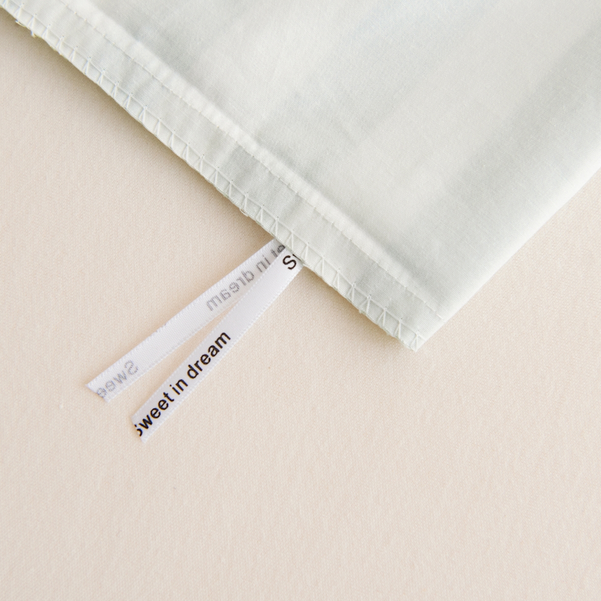 91家纺网 家纺一手货源 找家纺 绒梦里 2026新款A类全棉纯棉卡通大版幼儿园三件套 俏皮恐龙（另垫套有60*150cm/70*150cm/80*150cm/88*168cm/80*180cm）特殊垫套尺寸的价格咨询客服微信哦！