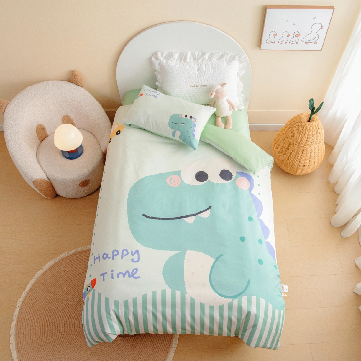 91家纺网 家纺一手货源 找家纺 绒梦里 2026新款A类全棉纯棉卡通大版幼儿园三件套 俏皮恐龙（另垫套有60*150cm/70*150cm/80*150cm/88*168cm/80*180cm）特殊垫套尺寸的价格咨询客服微信哦！