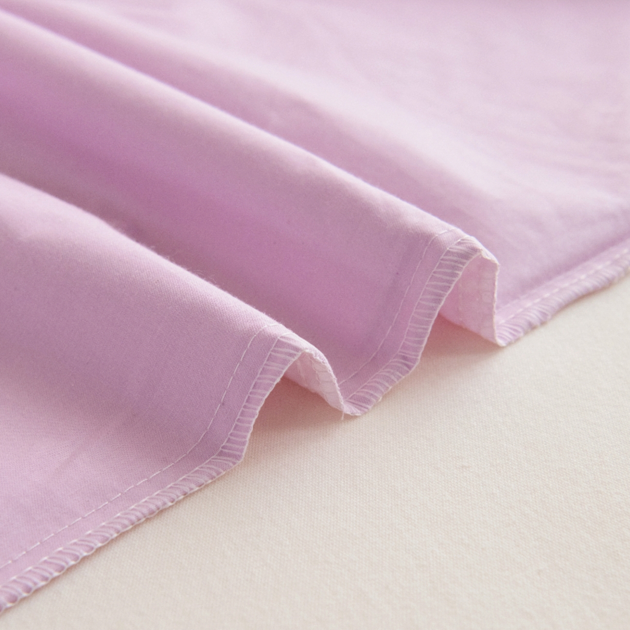 91家纺网 家纺一手货源 找家纺 绒梦里 2026新款A类全棉纯棉卡通大版幼儿园三件套 紫色小兔（另垫套有60*150cm/70*150cm/80*150cm/88*168cm/80*180cm）特殊垫套尺寸的价格咨询客服微信哦！