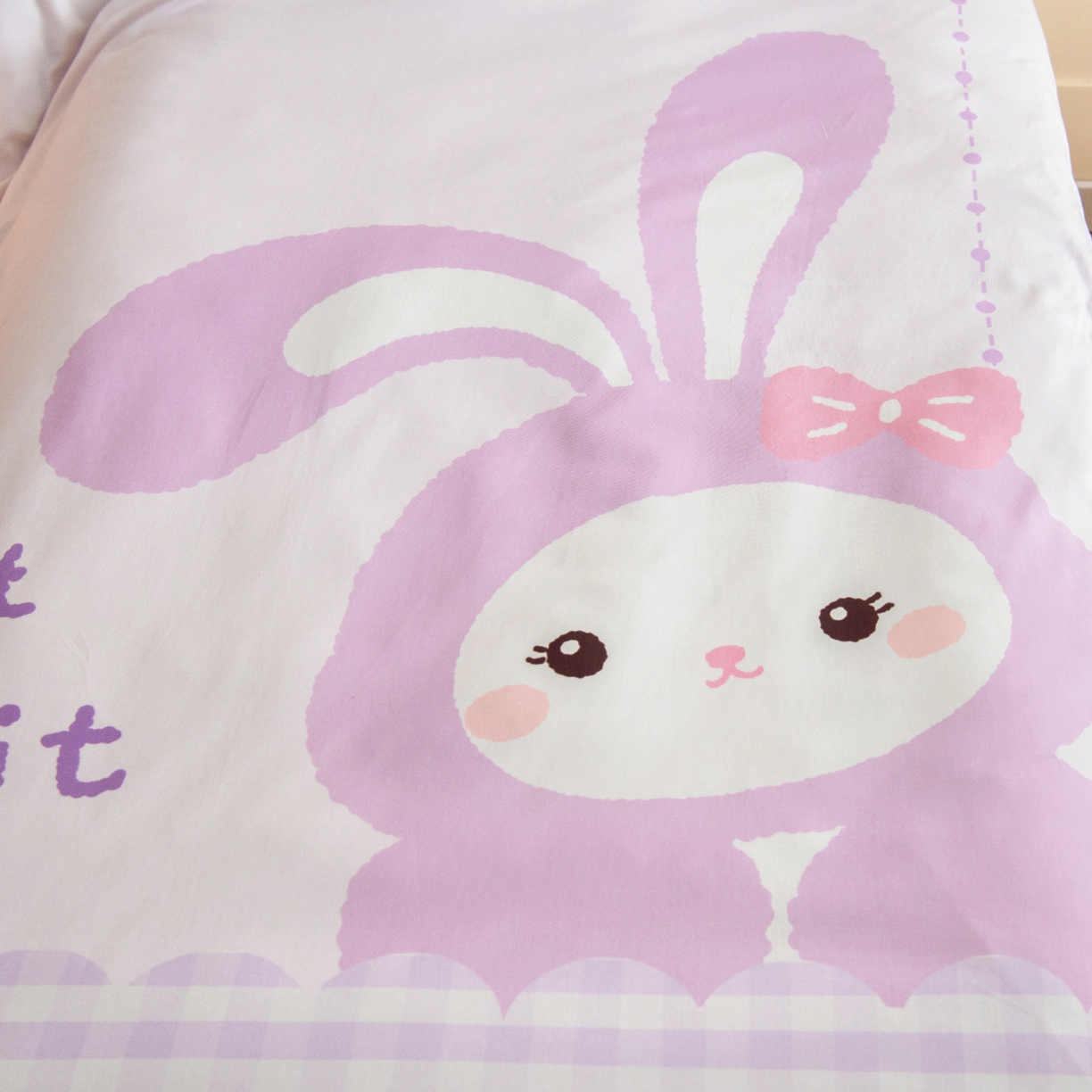 91家纺网 家纺一手货源 找家纺 绒梦里 2026新款A类全棉纯棉卡通大版幼儿园三件套 紫色小兔（另垫套有60*150cm/70*150cm/80*150cm/88*168cm/80*180cm）特殊垫套尺寸的价格咨询客服微信哦！