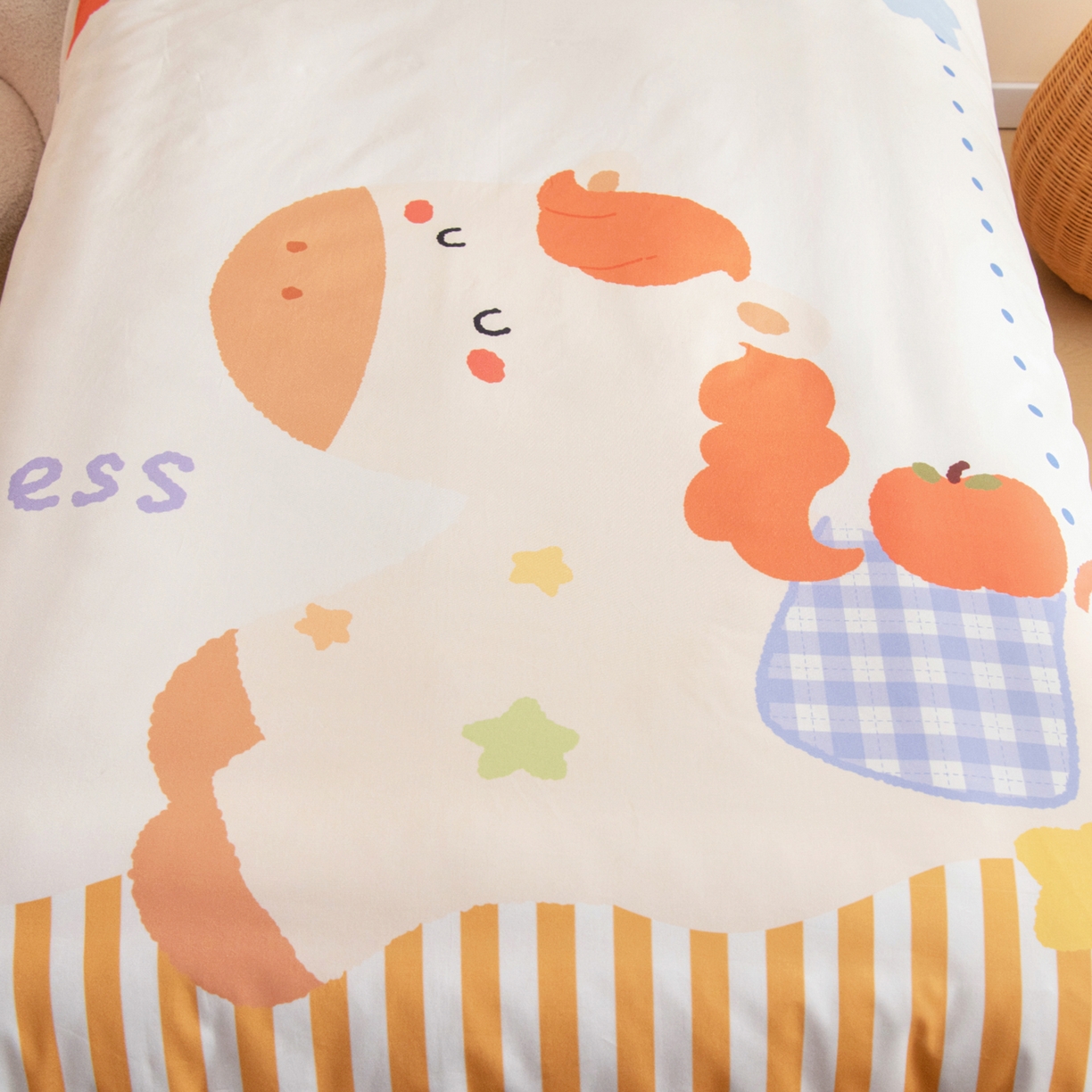 91家纺网 家纺一手货源 找家纺 绒梦里 2026新款A类全棉纯棉卡通大版幼儿园三件套 平安小马（另垫套有60*150cm/70*150cm/80*150cm/88*168cm/80*180cm）特殊垫套尺寸的价格咨询客服微信哦！