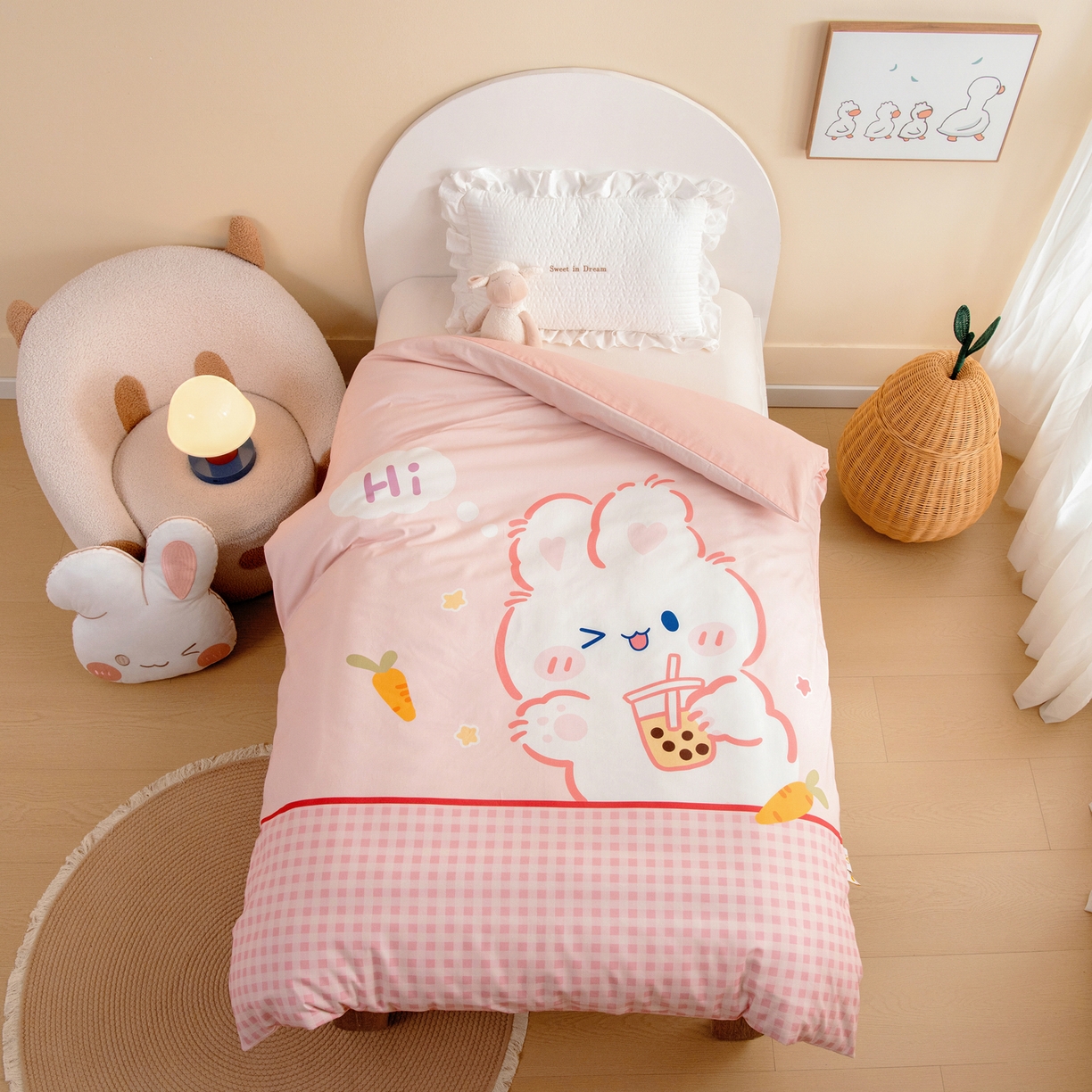 91家纺网 家纺一手货源 找家纺 绒梦里 2026新款A类全棉纯棉卡通大版幼儿园三件套 奶茶兔兔（另垫套有60*150cm/70*150cm/80*150cm/88*168cm/80*180cm）特殊垫套尺寸的价格咨询客服微信哦！