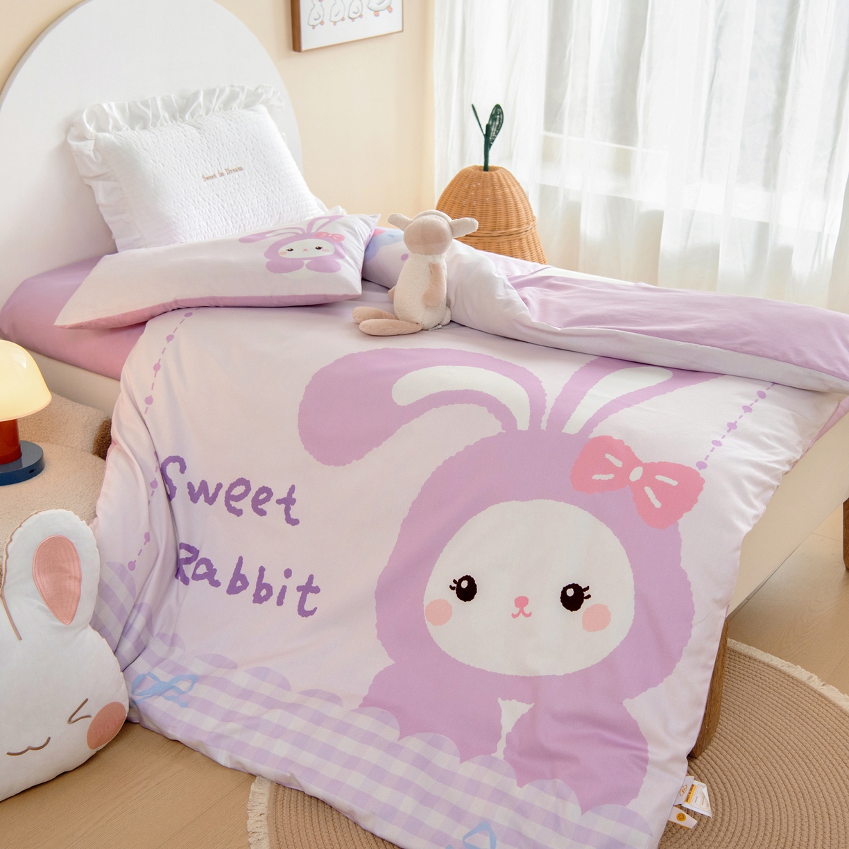 91家纺网 家纺一手货源 找家纺 绒梦里 2026新款A类全棉纯棉卡通大版幼儿园三件套 紫色小兔（另垫套有60*150cm/70*150cm/80*150cm/88*168cm/80*180cm）特殊垫套尺寸的价格咨询客服微信哦！
