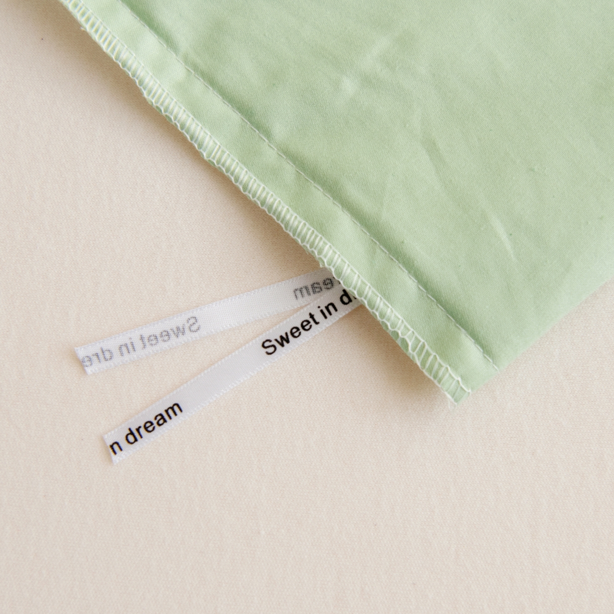 91家纺网 家纺一手货源 找家纺 绒梦里 2026新款A类全棉纯棉卡通大版幼儿园三件套 幸运树（另垫套有60*150cm/70*150cm/80*150cm/88*168cm/80*180cm）特殊垫套尺寸的价格咨询客服微信哦！