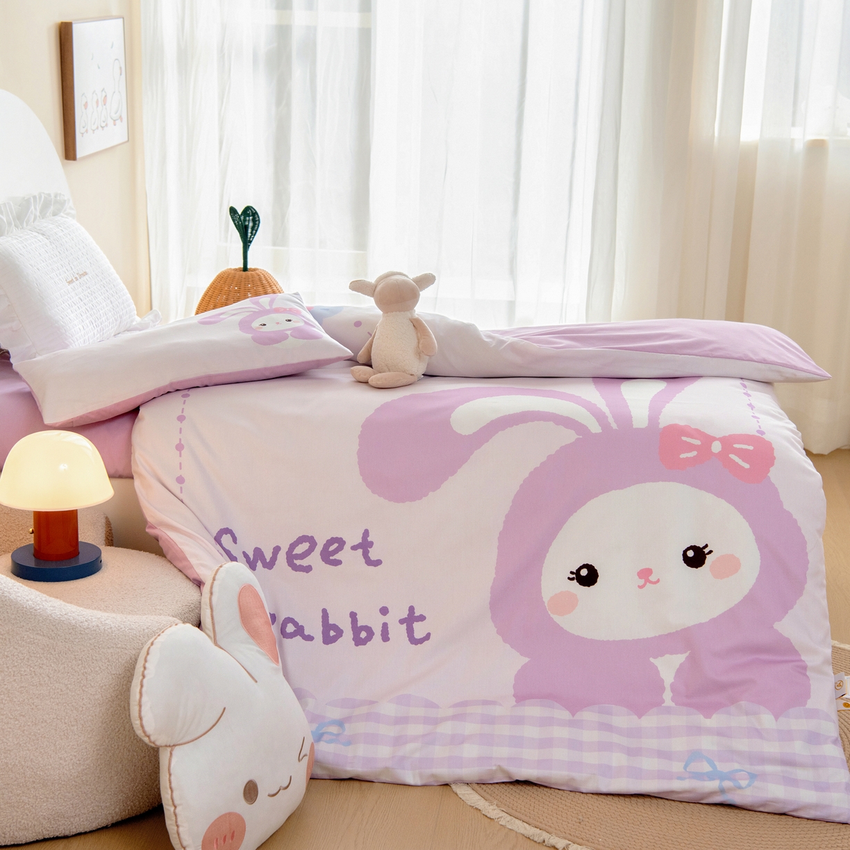 91家纺网 家纺一手货源 找家纺 绒梦里 2026新款A类全棉纯棉卡通大版幼儿园三件套 紫色小兔（另垫套有60*150cm/70*150cm/80*150cm/88*168cm/80*180cm）特殊垫套尺寸的价格咨询客服微信哦！